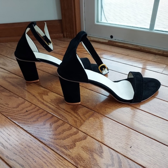 Black heels - Picture 2 of 4